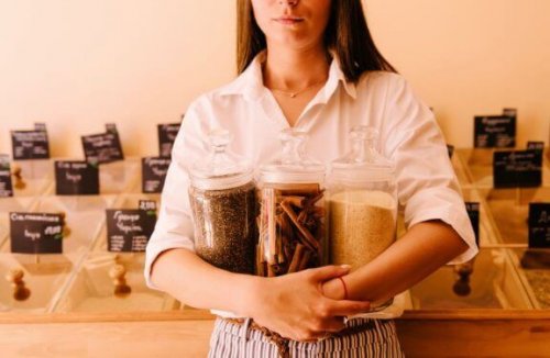 baharat kavanozları tutan kadın