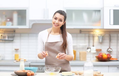 yumurta pişiren kadın