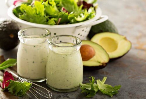 avokado, salata ve süt ürünü