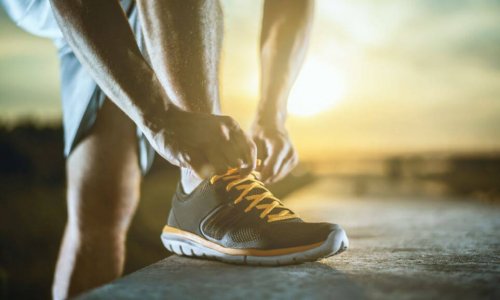 ayakkabısını bağlayan adam