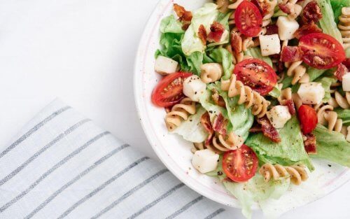 domates ve yeşillikli makarna salatası