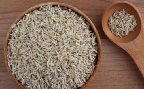 pişmemiş pirinç kase yiyecek