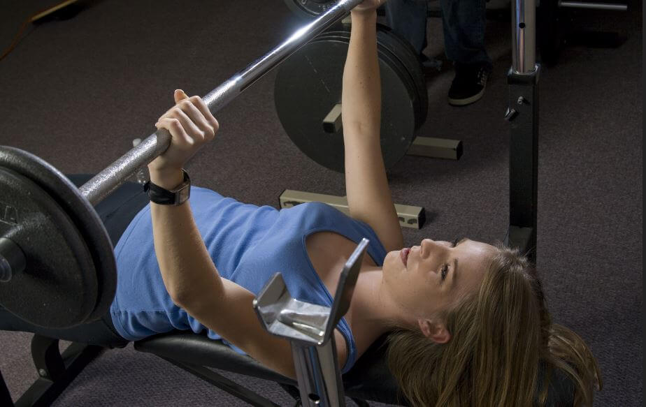 Bench press egzersizi yapan kadın