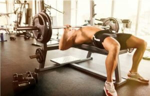 bench press ile göğüs çalışan adam