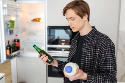 buzolabından süt ve bira alan adam