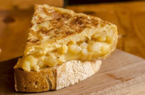 ekmek dilimi üzerinde patatesli omlet