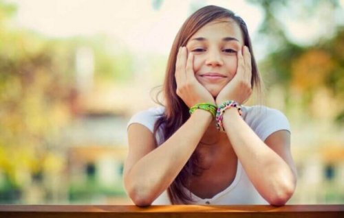 dingin bir şekilde gülümseyen kız