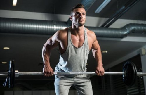 halter kaldıran adam