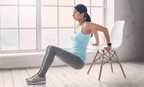 Sandalye ile egzersiz yapan kadın