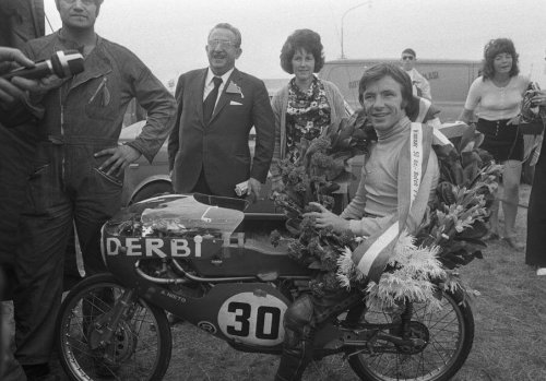 Angel Nieto motosikletiyle birlikte.