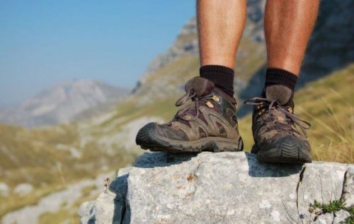 dağ yürüyüşü yapan adam, trekking ayakkabıları