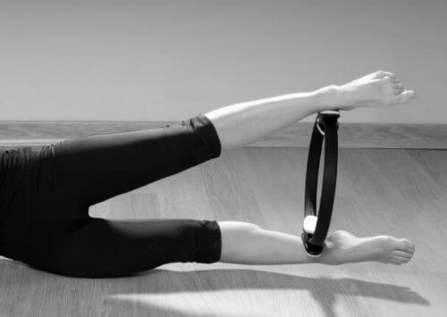 pilates çemberi ile bacak egzersizi