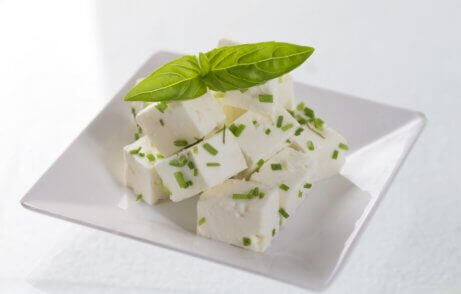 bir tabak feta peyniri