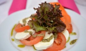 mozarella, domates ve pesto sos