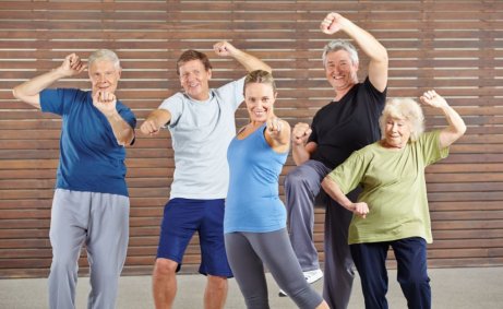 dans ederek spor yapan insanlar