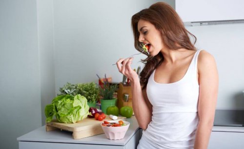 Salata yiyen kadın