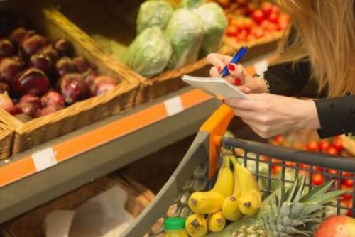 market listesi ile alışveriş yapan kadın