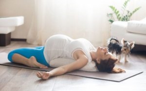 pilates yapan hamile kadın