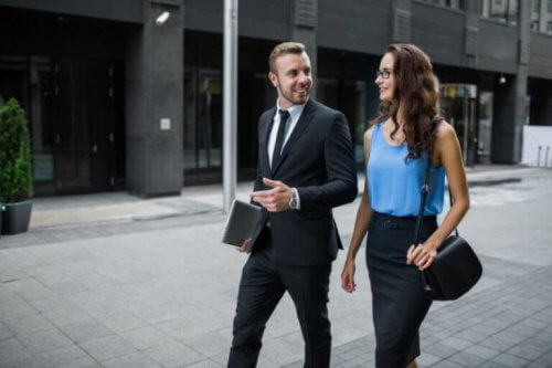 işe yürüyerek giden kadın ve erkek