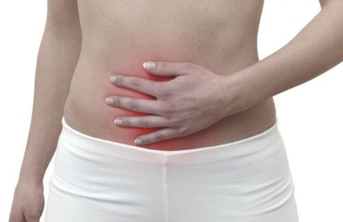 karnını tutan kadın