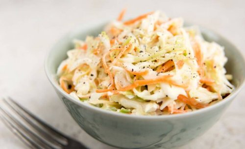 bir kase elmalı coleslaw