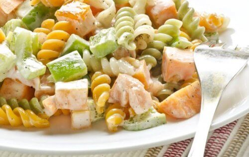 makarna ve salatalıklı salata