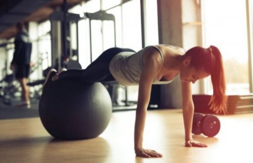 pilates topu egzersiz kadın