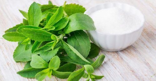 stevia bitkisi ve bir kase şeker