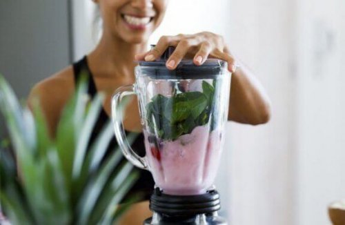 smoothie yapan kadın