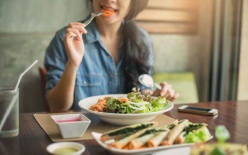 salata yiyen kadın