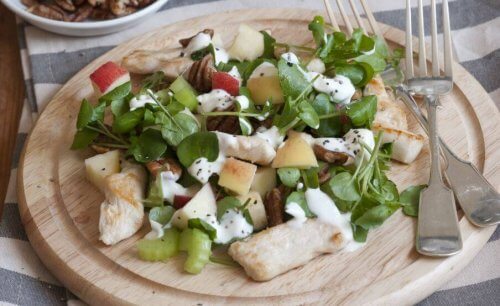 tavuklu waldorf salatası