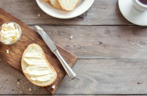 tereyağı, ekmek ve bıçak