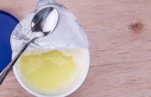 bir kutu yoğurt ve kaşık