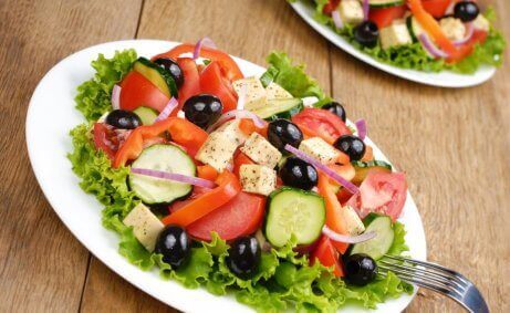 bir tabak yunan salatası