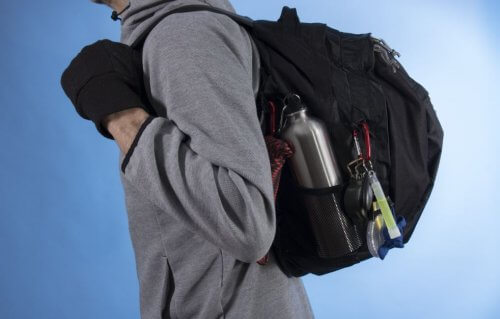 acil durum çantası taşıyan adam