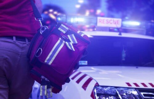 acil durum çantası taşıyan adam