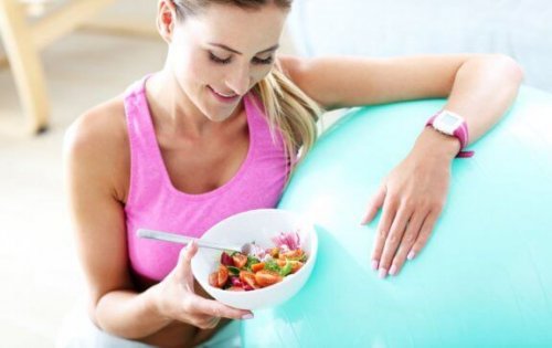 egzersiz rutini sonrası yemek yiyen kadın