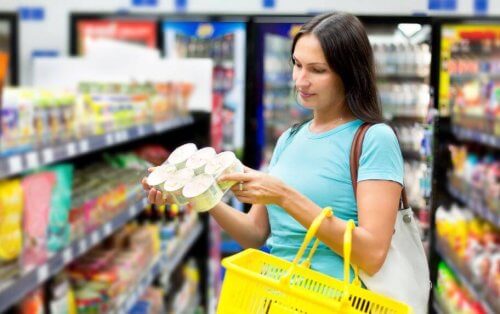 market alışverişi yapan kadın