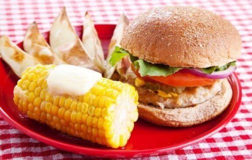 içinde mısır olan sağlıklı hamburger