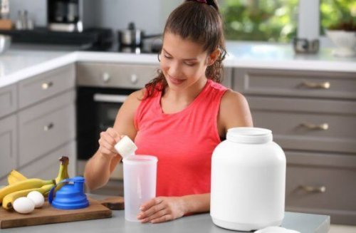 muzlu protein karışımı hazırlayan kadın