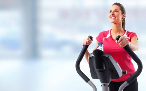 eliptik bisiklet üzerinde kadın