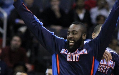 ellerini havaya kaldırmış james harden