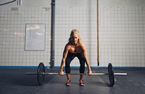 halter kaldıran kadın