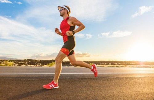 boş yolda koşan kırmızı giysili adam