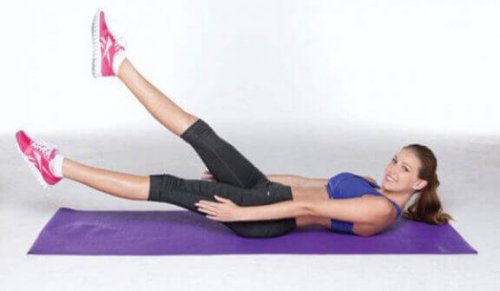 makas hareketi yapan kadın