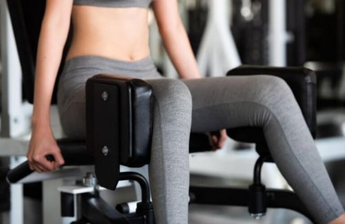 makinede bacak çalışan kadın