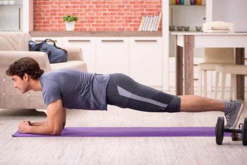 plank pozisyonunda duran adam