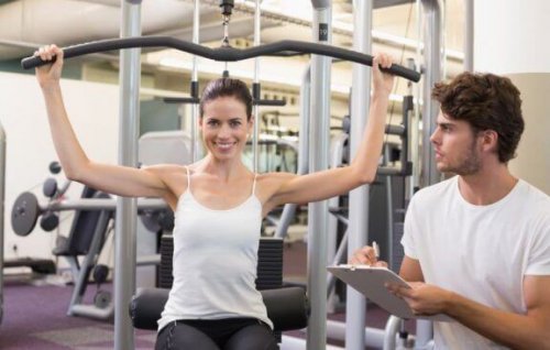 spor yapan kadın ve antrenörü