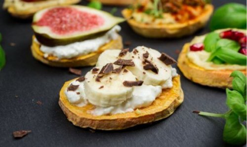 üzerine çeşitli malzemeler konmuş tatlı patates dilimleri