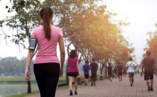 yürüyüş yapan kadın